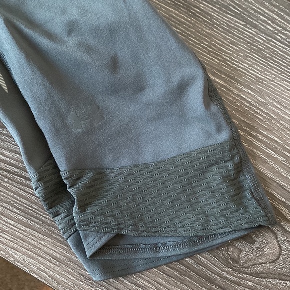 Under Armour heat hear running capri with zip back pocket. - Picture 2 of 3